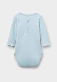 Světle modrý dlouhý bodysuit s kulatým límcem, zadním zapínáním na patentky a měkkou bavlněnou tkaninou. Hladká textura, bez vzorů nebo akcentů.