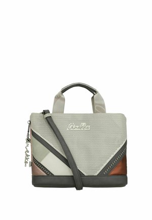 Bolso tote rectangular con frontal beige perforado, base gris oscuro, detalles en cobre y crema, asas superiores y correa de hombro gris oscuro desmontable.