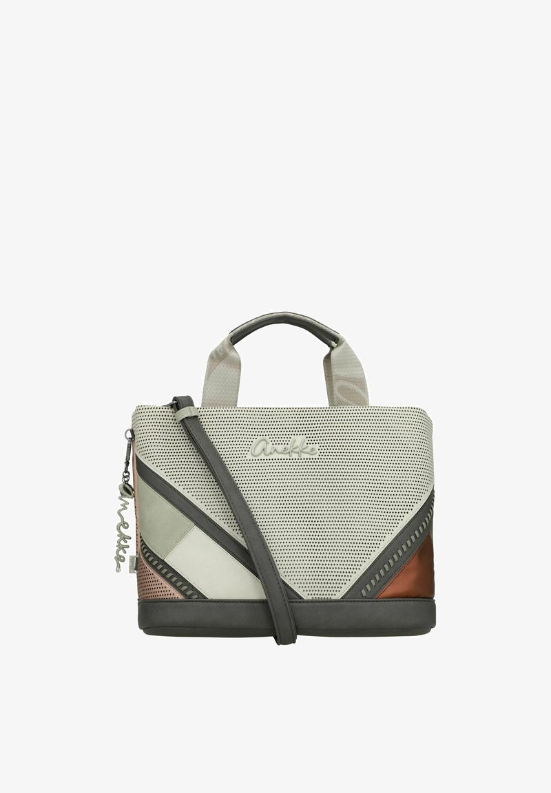 Bolso tote rectangular con frontal beige perforado, base gris oscuro, detalles en cobre y crema, asas superiores y correa de hombro gris oscuro desmontable.