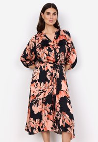 Schwarzes Kleid mit floralen Motiven in großen Korallen- und Pfirsichblüten. Es verfügt über eine durchgehende Knopfleiste, einen Kragen und elastische, puffärmel mit tailliertem Schnitt.