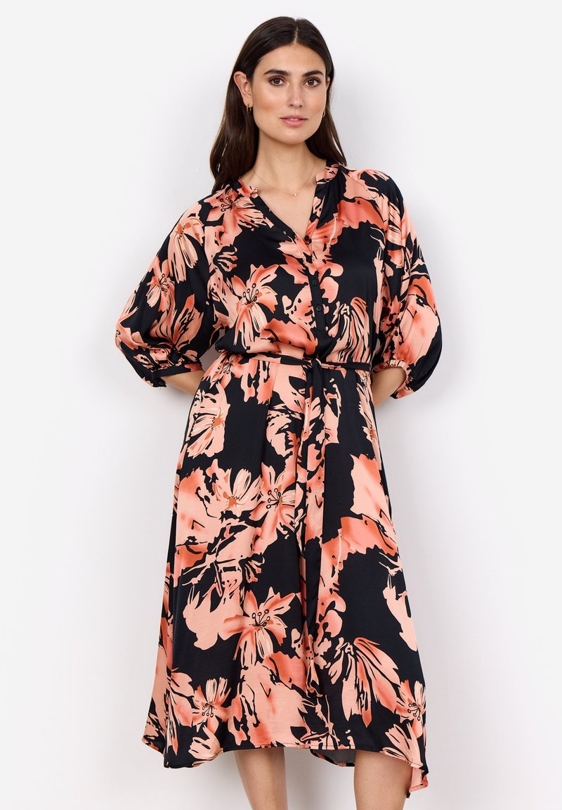Schwarzes Kleid mit floralen Motiven in großen Korallen- und Pfirsichblüten. Es verfügt über eine durchgehende Knopfleiste, einen Kragen und elastische, puffärmel mit tailliertem Schnitt.