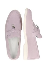 Mocassins violets clairs en suède doux, avec une sangle décorative et des accents en métal argenté, dotés d'une semelle en caoutchouc blanche.