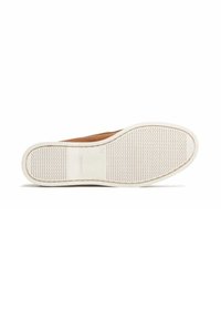 Chaussure en cuir brun avec une semelle en caoutchouc blanche. La semelle présente un motif de semelle ondulée pour une meilleure traction. Design épuré et minimaliste.