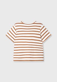 Camiseta blanca de algodón con rayas marrones horizontales, mangas cortas, cuello redondo y un corte relajado. Textura suave, sin detalles adicionales.