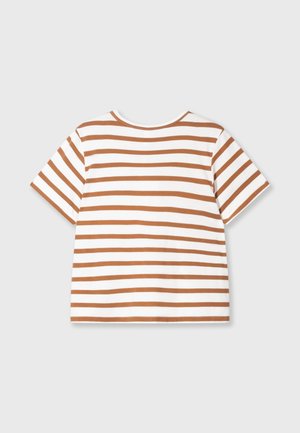 T-shirt bianca in cotone con strisce orizzontali marroni, maniche corte, scollatura rotonda e vestibilità comoda. Texture liscia, senza dettagli aggiuntivi.