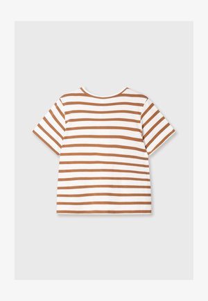T-shirt bianca in cotone con strisce orizzontali marroni, maniche corte, scollatura rotonda e vestibilità comoda. Texture liscia, senza dettagli aggiuntivi.