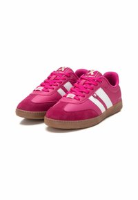 Sneaker rosa con strisce e lacci bianchi; texture liscia e scamosciata; suola in gomma; punta arrotondata; colletto imbottito per il comfort.