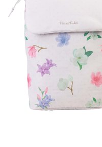 Bloemrijke tas met zachte pastelbloemen in roze, paars en blauw op een lichte achtergrond, met Frida Kahlo merk en textiel met textuur.