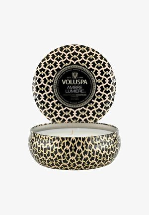 Sort og guldbelagt Voluspa Ambre Lumiere cocowax stearinlys i dåse med låg åbent, viser hvid voks og centreret væge.