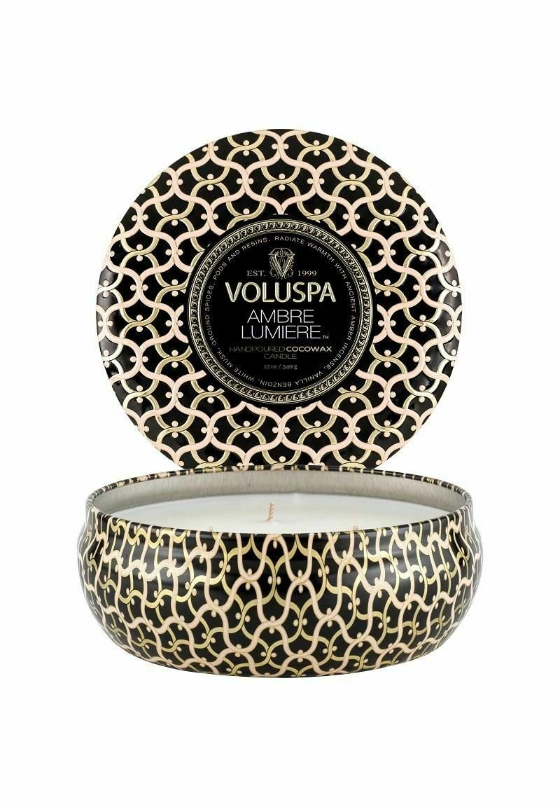 Voluspa - 3-WICK DECORATIVE TIN AMBRE LUMIERE - Doftljus - black, Förstora