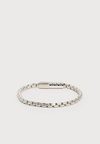 Βραχιόλι από μέταλλο σε ασημί απόχρωση με ορθογώνιους κρίκους και μαγνητικό κούμπωμα που διαθέτει γεωμετρικό μαύρο και ασημί σχέδιο.