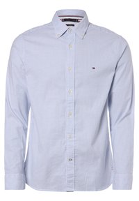 Camisa abotonada con rayas azules y blancas. Cuenta con cuello, dobladillo redondeado y logo de Tommy Hilfiger en el pecho. Hecha de algodón.