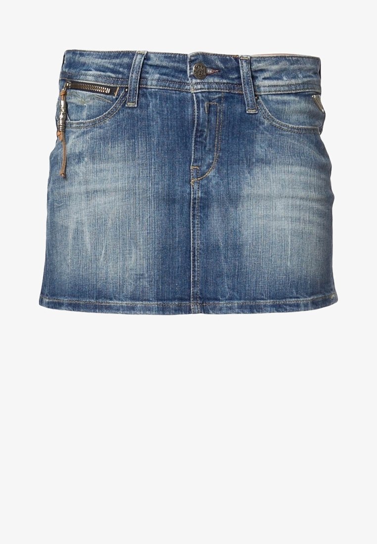 Mini-jupe en jean bleu avec lavage délavé, bouton et fermeture éclair à l'avant, passants pour ceinture et petite poche zippée sur le côté droit.
