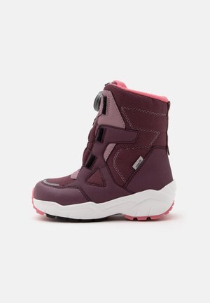 Winterstiefel für Kinder in Bordeaux und Pink mit weißer Sohle, seitlichen Klettverschlüssen und strukturiertem Stoffobermaterial für kaltes Wetter.