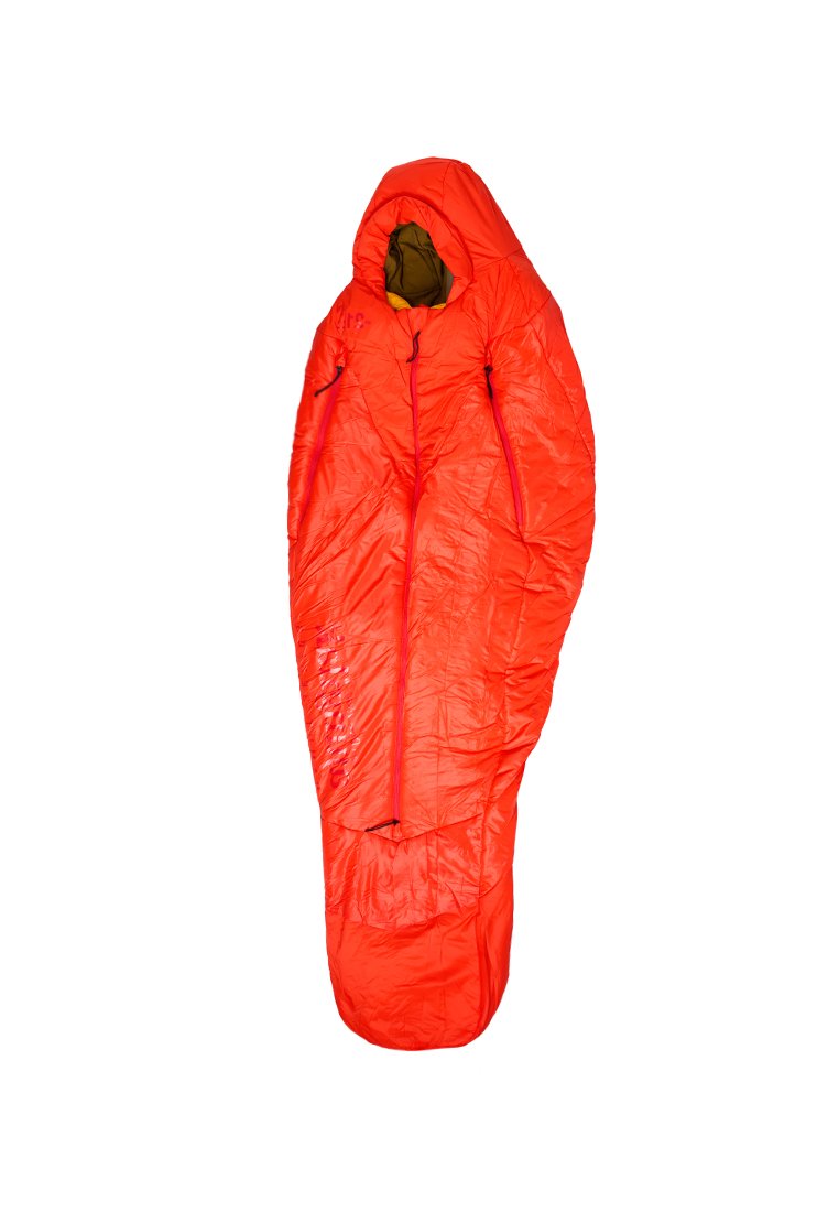 Saco de dormir naranja brillante con capucha, que cuenta con un zipper de longitud completa, dos bolsillos laterales y un exterior texturizado para aislamiento.