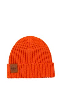 Jasnopomarańczowa prążkowana dziana czapka z odwiniętym mankietem oraz brązową naszywką z motywem dzikiej przyrody na zewnątrz.