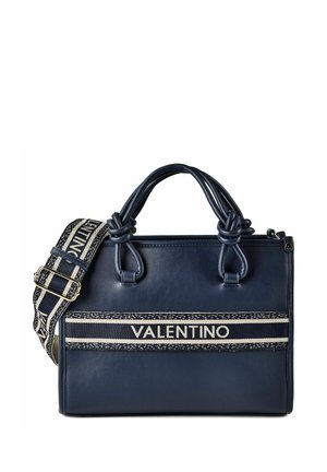 Bolso Valentino azul marino con asas dobles anudadas y una amplia correa de tela con marca a lo largo del frente y sobre un lateral.