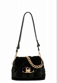 Schwarze, pelzige Handtasche mit einem goldenen Kettenakzent. Verfügt über einen abnehmbaren schwarzen Lederriemen, goldene Beschläge und ein logoverziertes Verschlussdetail.