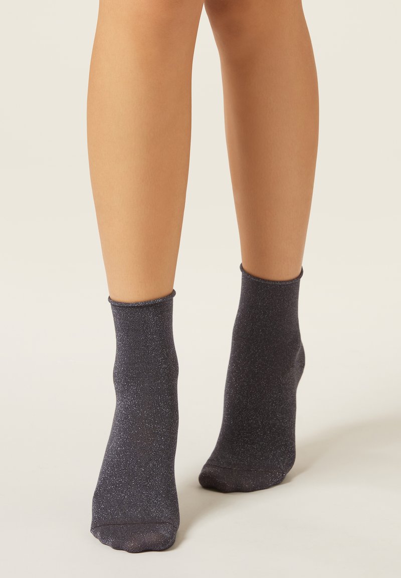 Grå ankelstrumpor av ett skimrande material, med ribbad mudd och en mjuk, len yta.