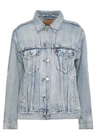 Ljusblå denimjacka med knäppning fram, två bröstfickor och en klassisk krage. Har synlig sömnad och lätt slitage.