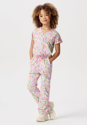 Une combinaison florale avec un motif rose et vert, des manches courtes et une taille élastique. Fini avec des poches latérales et une coupe décontractée.