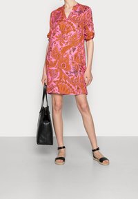 Emily van den Bergh Vapaa-ajan mekko - pink