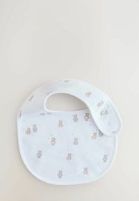 Valge beebilina, millel on väikeste karude mustrid sinises ja beežis, ning kaela rihmal nööbiga kinnitamine.