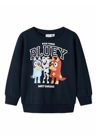 Mornarska trenirka z grafiko treh risanih psov v živahnih barvah: modri, beli in rdeči, z besedilom "DOBRI ČASI BLUEY NAJBOLJŠI PRIJATELJI".