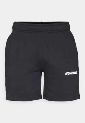Schwarze Sportshorts mit elastischem Bund und seitlichen Taschen. Auf der unteren linken Seite befindet sich ein weißes "HUMMEL"-Logo. Glatte Textur.