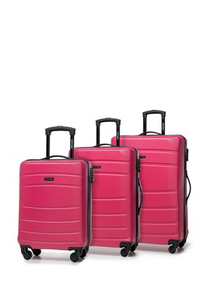 Conjunto de tres maletas rígidas en un vibrante color rosa, con una superficie texturizada, ruedas negras y asas extensibles para un transporte fácil.