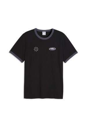 Schwarzes T-Shirt mit kurzen Ärmeln, dunkelgrauem Kragen und Ärmelsäumen, weißem abstraktem Symbol auf der linken Brust und kleinem ovalem Logo mit Figuren auf der rechten Brust.