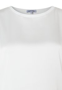 Weißes Rundhalsoberteil aus glattem Stoff, mit einem Etikett mit der Marke "MORE & MORE". Einfaches, minimalistisches Design ohne Muster.