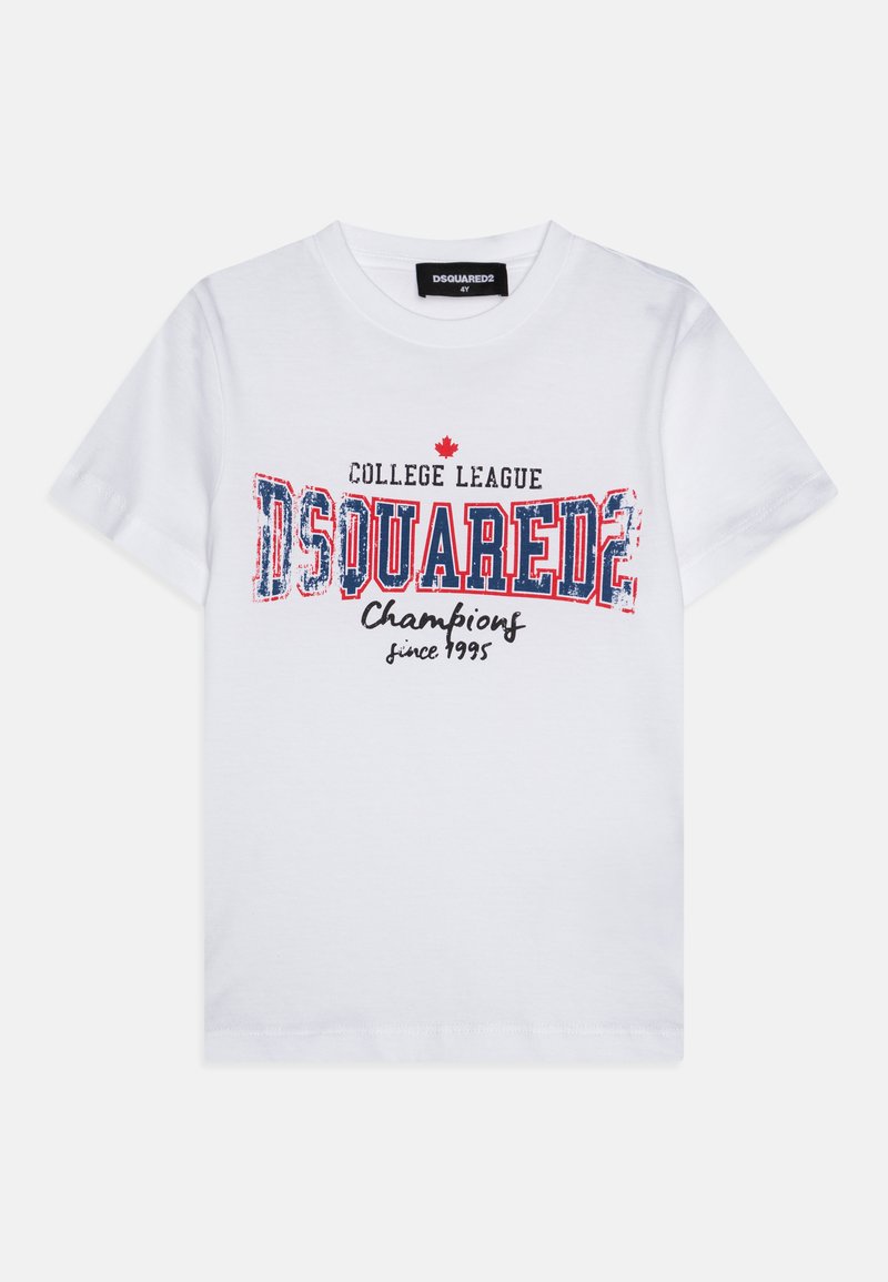 Camiseta blanca de algodón con texto gráfico en azul y rojo, "DSquared2 College League Champions desde 1995," con un pequeño detalle de hoja de arce roja.