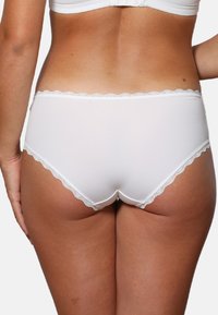 Weiße Baumwoll-Hipster-Unterw�äsche mit wellenförmigem Spitzenbesatz entlang des Bundes, ausgestattet mit einer glatten Textur und einem taillierten Design.