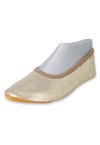 Goldene Schimmer-Ballerinas mit einem weichen Stoffoberteil, elastischer Kante, spitzer Zehenpartie und einer hellbraunen Sohle. Die strukturierte Oberfläche sorgt für Details.