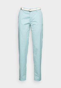 Pantalon en coton bleu clair avec une coupe ajustée, doté d'une ceinture blanche tissée et de poches avant, texture lisse, sans motifs apparents.