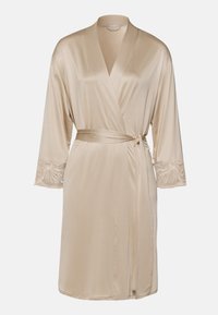 Roba in satin beige con un design avvolgente, maniche lunghe e dettagli in pizzo intricati sui polsini. Presenta una vita con fiocco per una vestibilità regolabile.