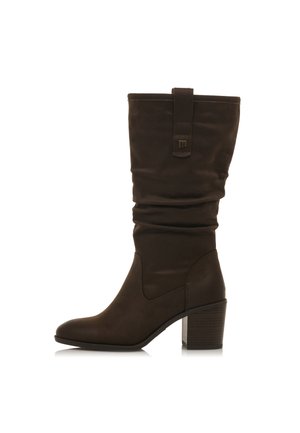 Botte marron montant en cuir souple avec un design flou, bout pointu et talon empilé, ornée d'une boucle décorative sur la tige.