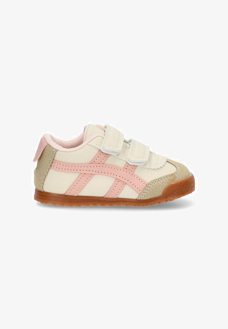 Zapatillas para niños en crema, rosa y dorado. Cuentan con tiras de velcro, una suela de goma y un diseño superpuesto con rayas contrastantes.