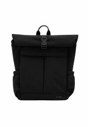 Zwarte roll-top rugzak met voorste gespsluiting, twee voorvakken, zij-elastische vakken en een bovenste draaggreep, bedrukt met het "REISS" logo.