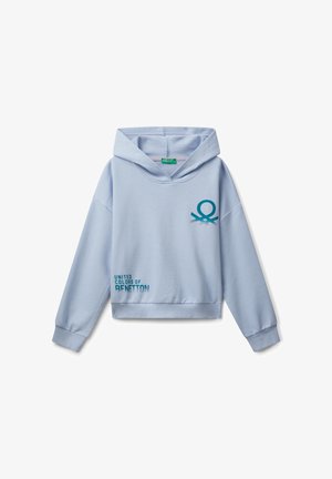 Lichtblauwe hoodie met lange mouwen, geribde boorden en de tekst en het logo "United Colors of Benetton" op de voorkant gedrukt.
