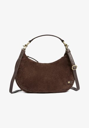 Braune Wildleder-Schultertasche mit geschwungener Form, Lederakzenten, einem verstellbaren Tragegurt und einem kleinen Logo-Detail an der Unterseite.