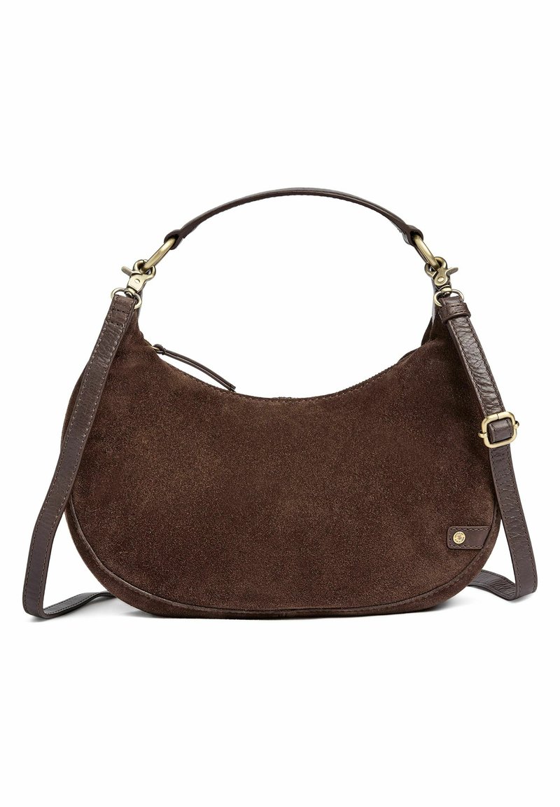 Borsa a spalla in suede marrone con forma curva, accenti in pelle, una tracolla regolabile e un piccolo logo nella parte inferiore.