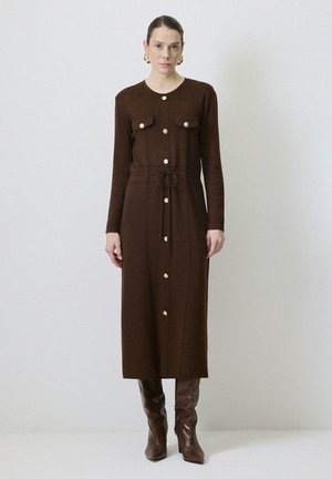 BUTTONED - Svetríkové šaty - brown