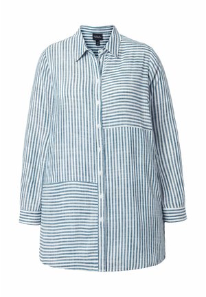 Chemise à manches longues avec boutons, présentant des rayures verticales et horizontales bleues et blanches, avec deux poches plaquées à l'avant aux directions de rayures contrastantes.