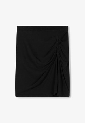 Mini falda negra hecha de tela suave, con un diseño fruncido en un lado y una cinturilla elástica para mayor comodidad.