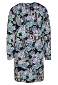 Kwiatowa sukienka z długim rękawem na czarnym tle z dużymi pastelowymi kwiatami w kolorach zielonym, fioletowym i białym. Miękka tkanina, luźny krój.
