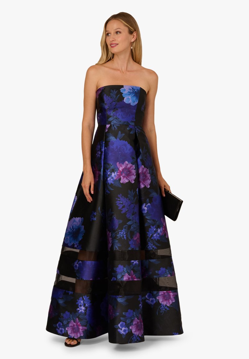 Suknia balowa bez ramiączek w czarnym kolorze, ozdobiona niebieskimi i fioletowymi wzorami kwiatowymi, z warstwową spódnicą i przezroczystymi poziomymi akcentami.