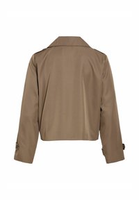 Veste courte marron avec manches longues, poignets boutonnés et large col, vue de dos sur fond blanc.