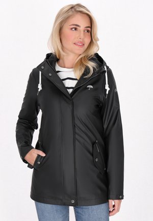 Schwarze wasserdichte Jacke mit Kapuze, ausgestattet mit weißen Kordeln, zwei Seitentaschen und einem Logo auf der Brust. Glatte Textur und taillierte Passform.